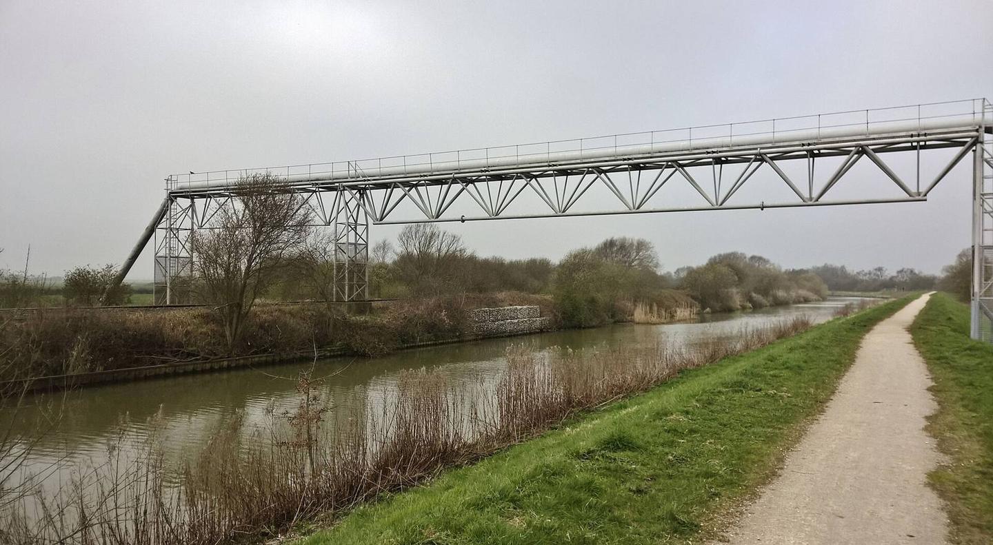 Pipeline goes over the Fossdyke and railway