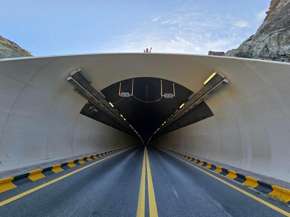On the road: Showka to Tunnel 1 and the Oman Border