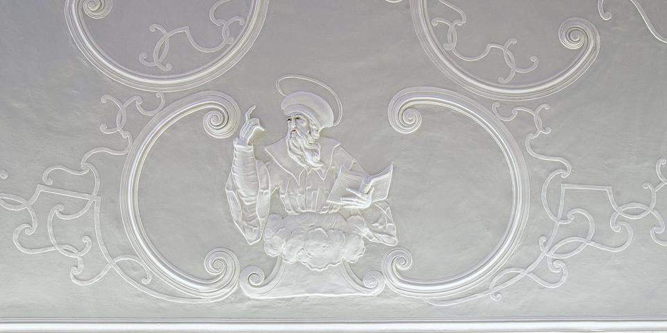 Stuckfigur an der Decke in der Aula im neuen Rathaus