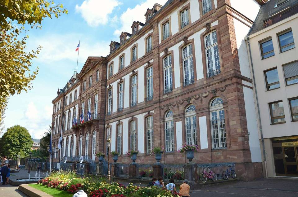 Hôtel particulier du XVIIIe siècle pour le comte Johann Reinhard III de Hanau-Lichtenberg, puis repris par la ville ensuite à la révolution et aménagé en hôtel de ville.