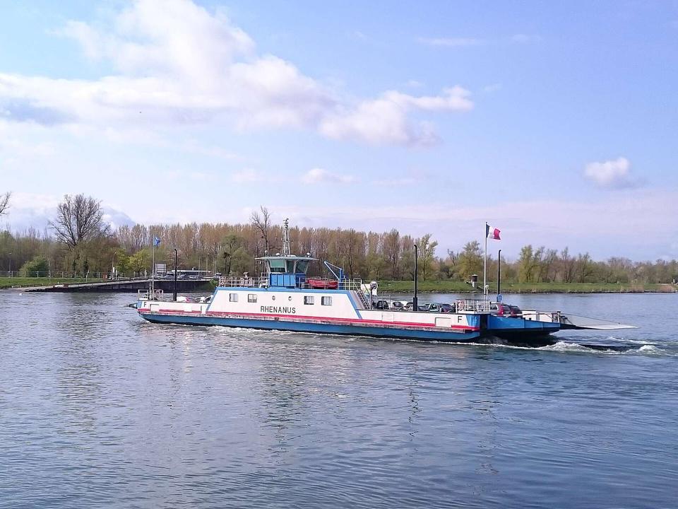 Bac Rhenanus se rendant sur la rive allemande (Rhinau)