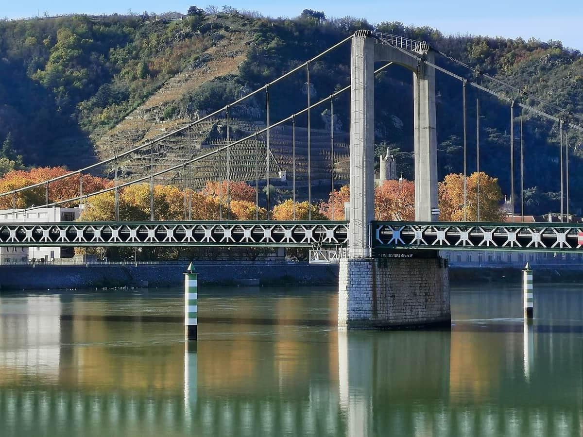 Tournon sur Rhône (Tour de la Vierge + vignes) avec le pont Gustave-Toursier et le Rhône au premier plan