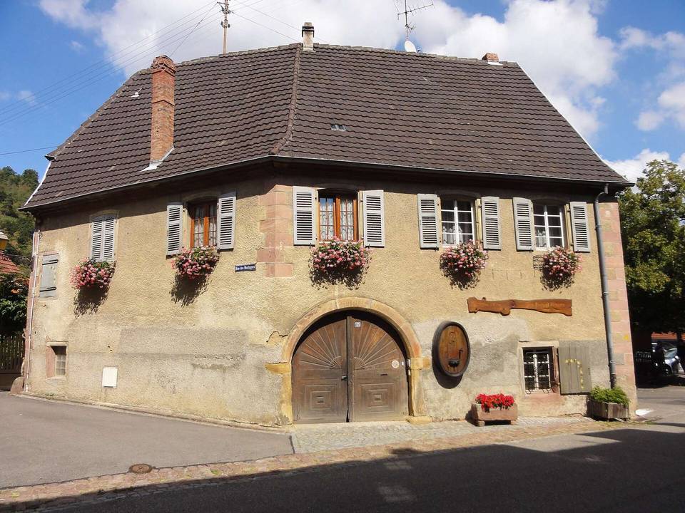 Alsace, Haut-Rhin, Niedermorschwihr, Ancienne auberge "Aux-Trois-Rois" (XVIIe-XVIIIe), 135 rue des Trois-Épis. This building is indexed in the base Mérimée, a database of architectural heritage mainta