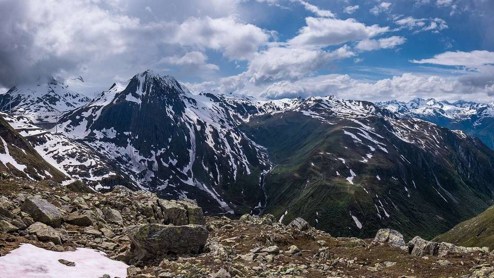 Vista dal Passo della Novena, il quale collega il Ticino al Vallese