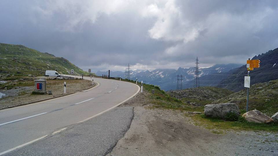 Blick vom Nufenenpass nach Osten ins Tessin.