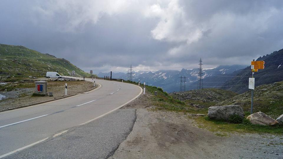 Blick vom Nufenenpass nach Osten ins Tessin.