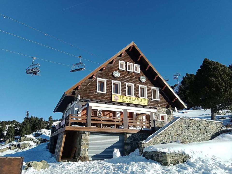 L'ancien chalet de Roche Béranger, aujourd'hui le bar-restaurant "Le Malamute", Chamrousse, Isère, France