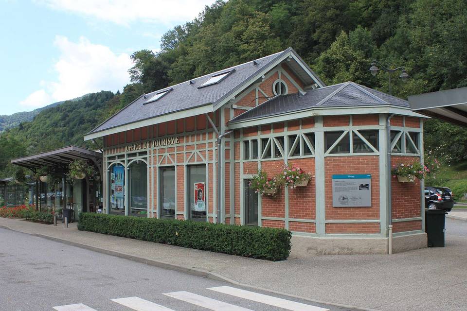 Ancienne gare VFD d'Uriage-les-Bains, aujourd'hui devenue l'office du tourisme de la ville