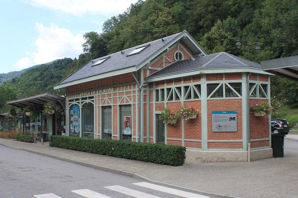Ancienne gare VFD d'Uriage-les-Bains, aujourd'hui devenue l'office du tourisme de la ville