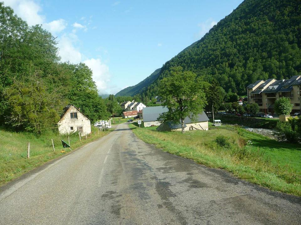 En arrière le début de l'ascension du col de Latrape au départ d'Aulus-les-Bains