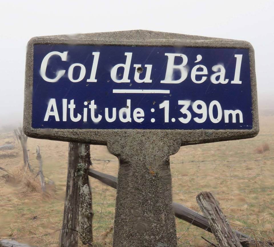 Panneau du col du Béal, entre la Loire et le Puy-de-Dôme, sous la pluie.