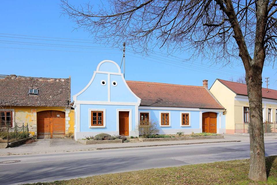 Denkmalgeschütztes Bauernhaus in Breitstetten (Breitstetten 18), ein Ortsteil der niederösterreichischen Marktgemeinde Leopoldsdorf im Marchfelde. Das im Kern aus der zweiten Hälfte des 18. Jahrhunder