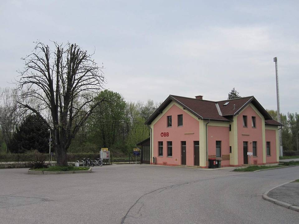 Hainburg an der Donau, Kulturbahnhof, Strassenseite - 2012.04.14