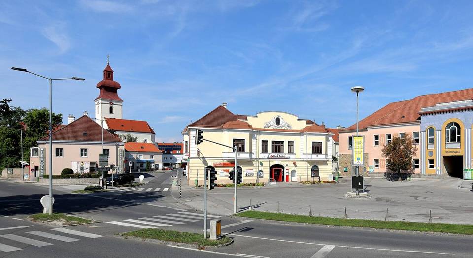 Der Hauptplatz der niederösterreichischen Stadtgemeinde Groß-Enzersdorf und links im Hintergrund die röm.-kath. Pfarrkirche Maria Schutz.