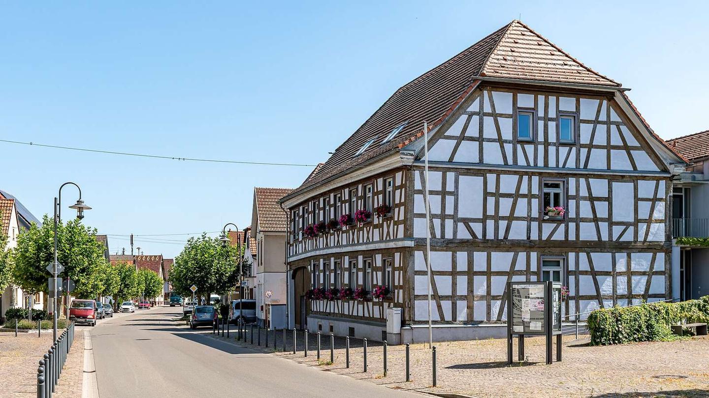 community center – public location where members of a community tend to gather for group activities, social support, public information, and other purposes in Leimersheim – municipality of Germany Pla